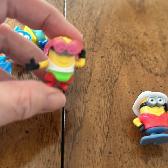 Minions lot of five mini figures & bouncy ball 1 to 2 in toys from a kids meal ￼ - Picture 5 of 7